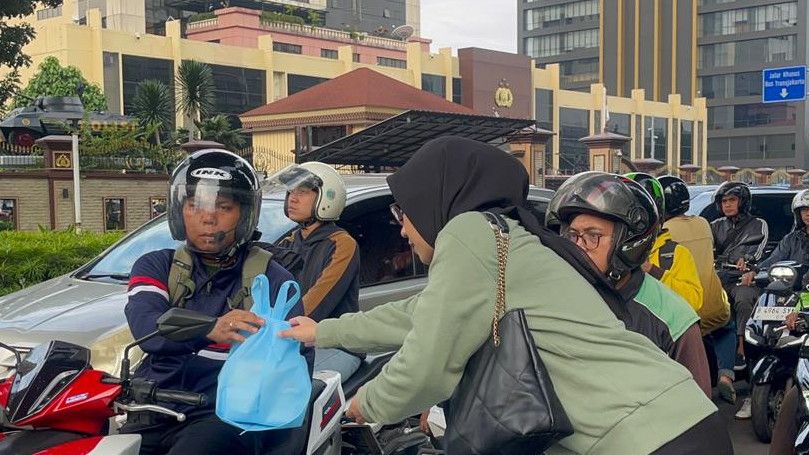 Bagi Takjil Bareng Jurnalis, Polisi Beri Pesan Penting ke Pemudik di Jalanan Jakarta