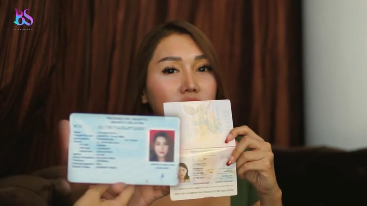 Lucinta perlihatkan KTP dan paspor (Foto: YouTube/Billy Syahputra)
