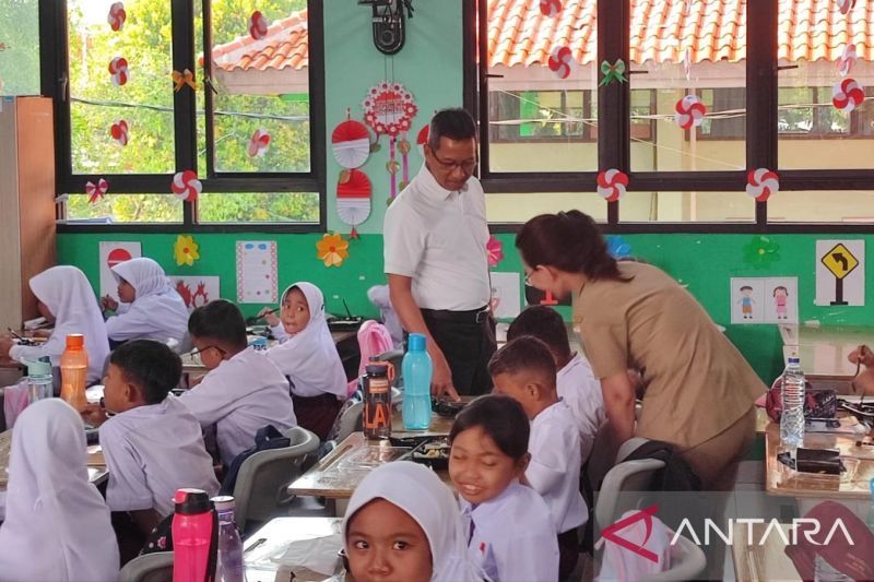 Pemprov Jakarta Uji Coba Program Makanan Bergizi di SDN 04 Cipayung, Rp25 Ribu per Porsi