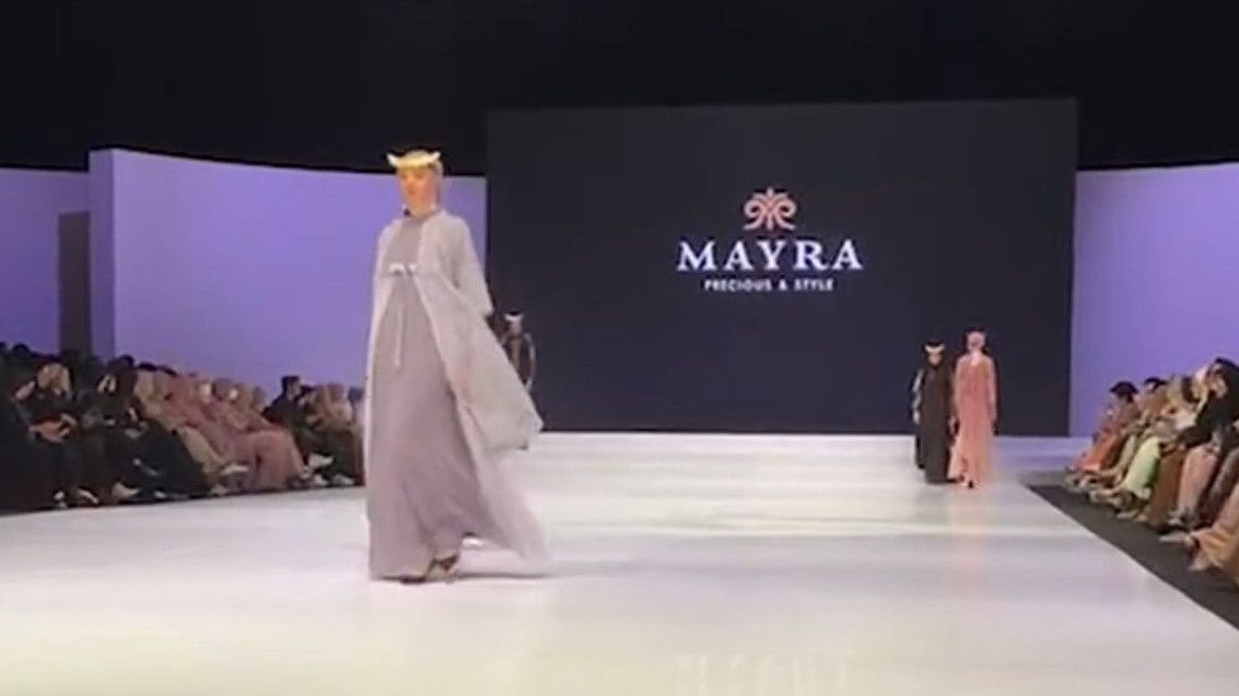 Sagara dari Timur Bawa Keindahan Kain Tenun dalam Dress Muslimah, Kesan Kuno Menjelma Jadi Elegan di Runway IFW 2023