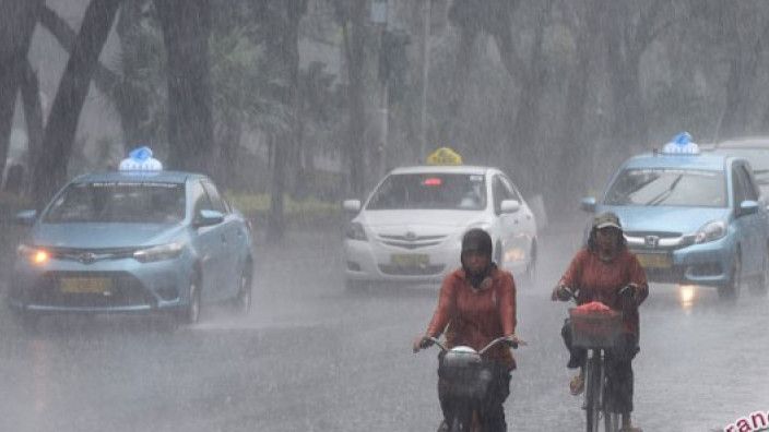 Hari Ini, Jakarta Diguyur Hujan Disertai Petir