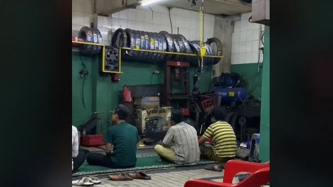 Viral Bengkel Syariah di Jakarta, Jeda Servis Motor Demi Dirikan Salat Magrib Berjemaah