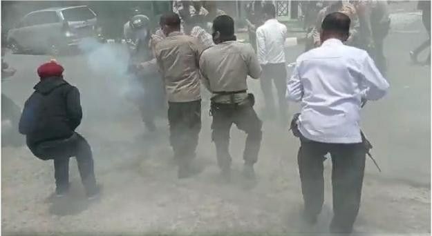 Kasihan Demonstran di Sumut, Alat Kelaminnya Ditembak Gas Air Mata oleh Polisi