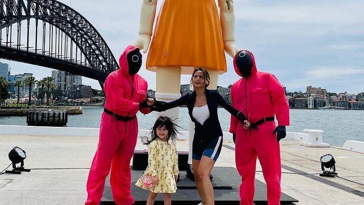Boneka Raksasa Squid Game Muncul di Sydney, Acha Septriasa Sebut Anak Tak Tahu Itu Boneka Menyeramkan