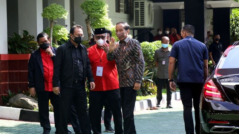 Disambut Hasto, Jokowi Lambaikan Tangan di Rakernas PDIP