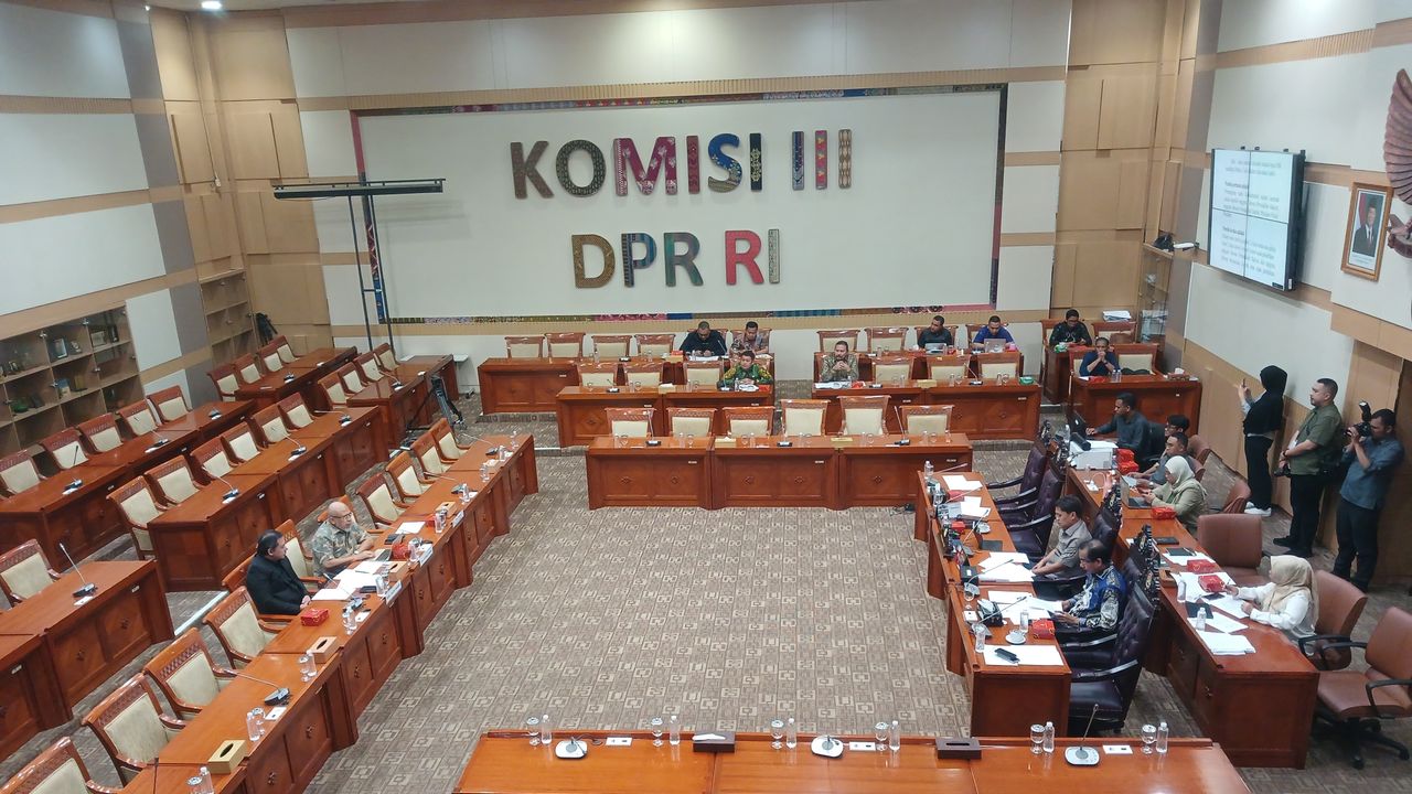 Komisi III DPR Gelar Rapat Terkait Putusan MK Pemilu Terpisah, Undang Ahli