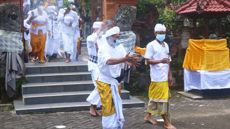 Momen Umat Hindu Lakukan Ritual Tawur Kasanga Jelang Hari Raya Nyepi di Pura Luhur Dijawarsa Malang
