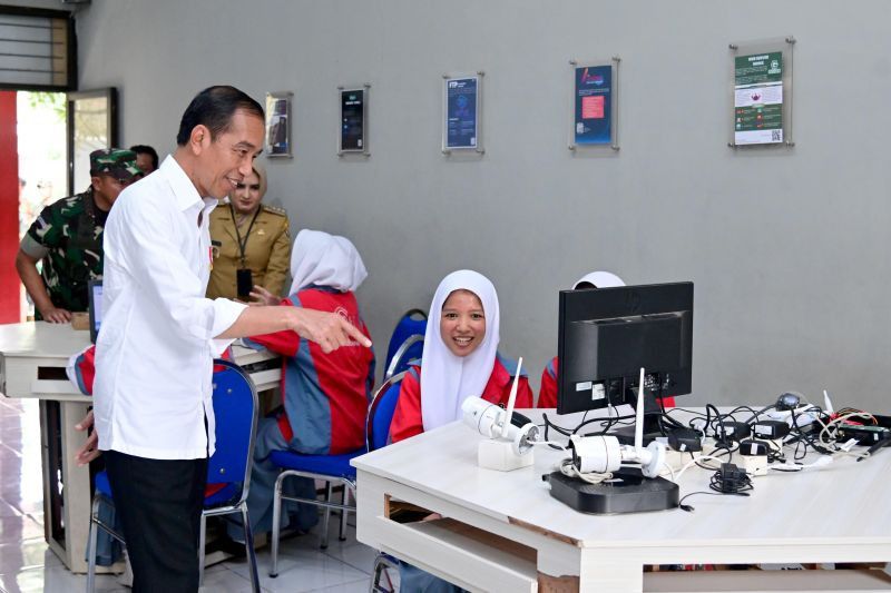 Jokowi Akan Beri Mobil Listrik untuk SMKN 1 Kedungwuni, untuk Dukung Pembelajaran Siswa Otomotif