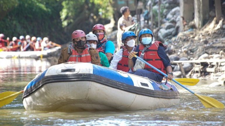 Aksi Bobby Nasution Susuri Sungai Babura Pakai Perahu Karet: Sungai Bukan Tempat Sampah!