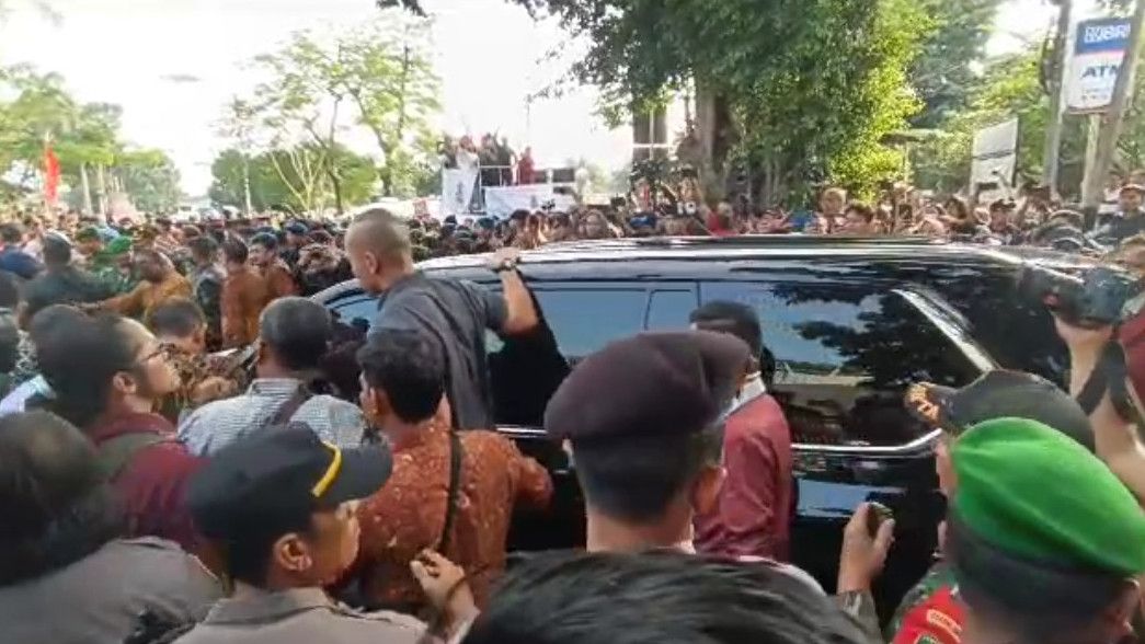 Ricuh, Mobil Luhut Binsar Dihadang Massa di Depan Kantor Pengadilan Negeri Jaktim