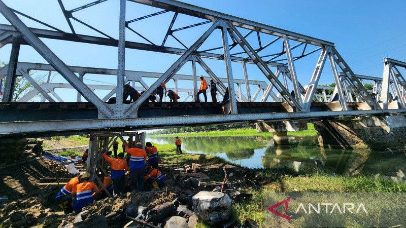 Polisi Dalami Penyebab Truk Mogok Sebelum Tertabrak KA Brantas