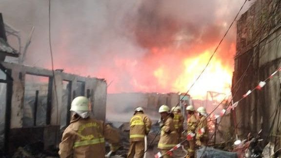 Kebakaran di Simprug Jaksel Hanguskan 100 Rumah