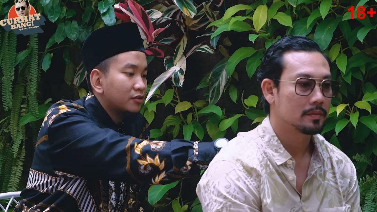 Denny Sumargo dan Ustaz Muhammad Faizar (Foto: YouTube/CURHAT BANG Denny Sumargo)