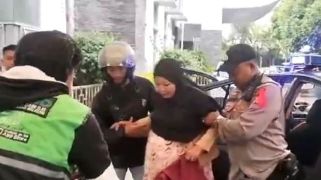 Momen Ibu Hamil Nyaris Melahirkan dalam Pasar di Tengah Kerumunan Warga Sukabumi