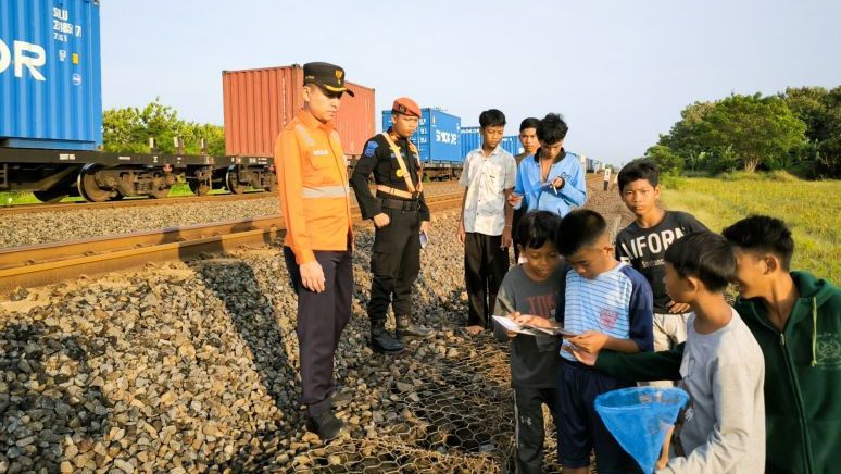 Membahayakan Keselamatan, KAI Imbau Warga Tak Ngabuburit di Jalur Kereta