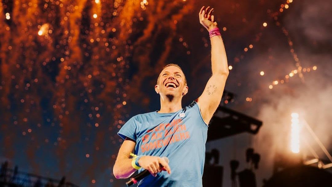 Sujud di Bandara Setelah Konser Coldplay di GBK, Aksi Chris Martin Jadi Sorotan: Dia Merasa Indonesia Cuan Banget