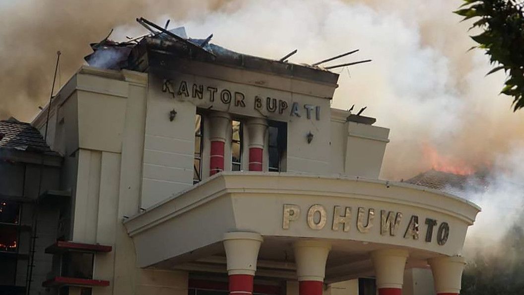 11 Polisi Luka-luka Akibat Demo Ricuh Berujung Pembakaran Kantor Bupati Pohuwato, Provokator Dicari