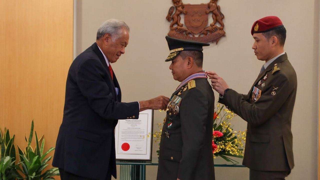 Kasad Jenderal TNI Dudung Terima Penghargaan Medali Militer Kehormatan Singapura