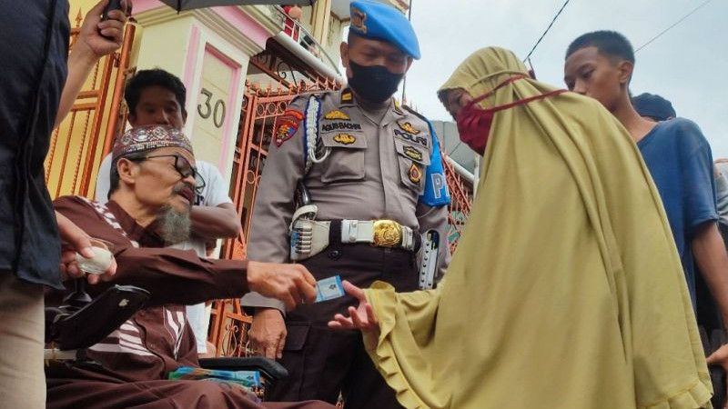 Momen Pria Tua Berkursi Roda di Makassar yang Viral Bagi Uang Nyaris Dikotori Kericuhan