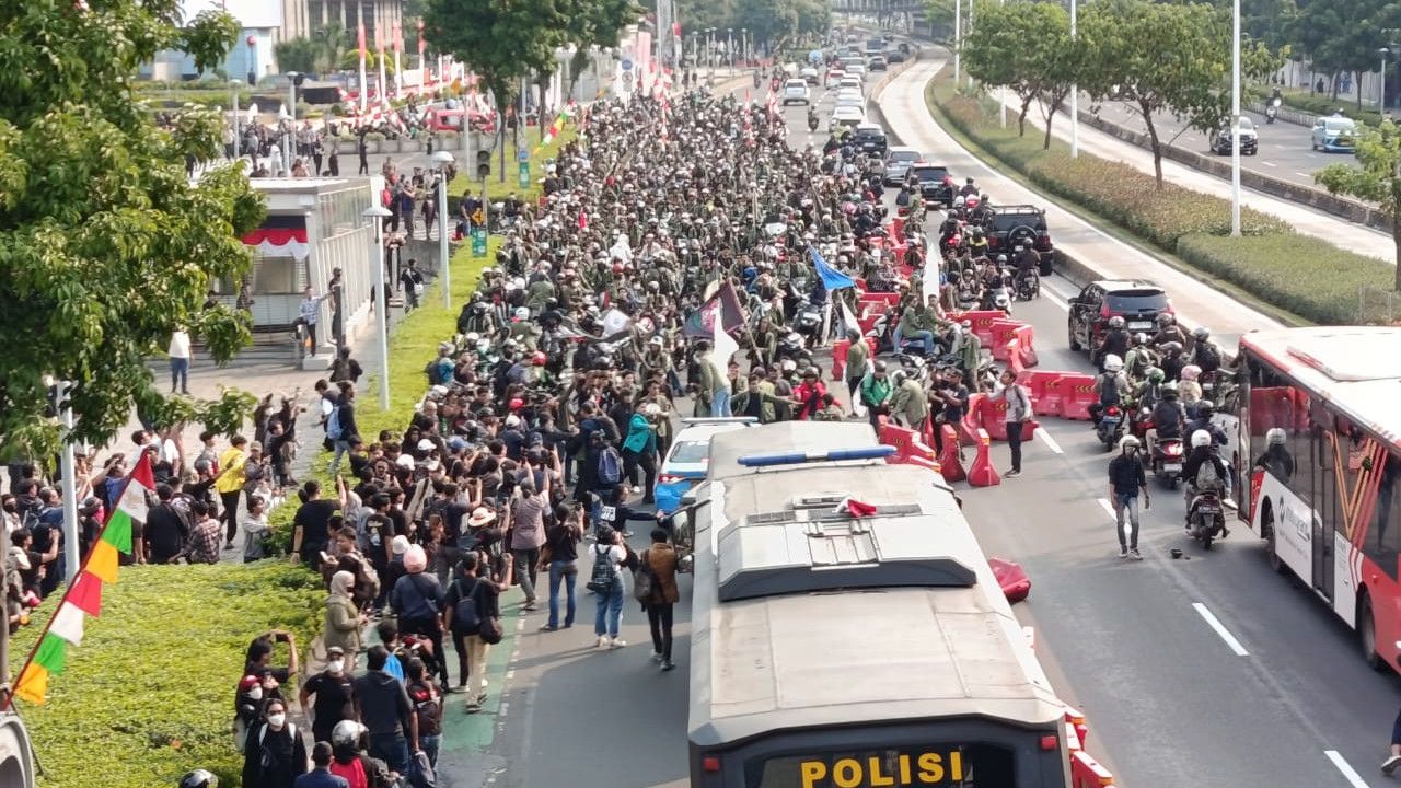 Buntut Ojol Tewas Dilindas Rantis Brimob, Polda Metro DIkepung, Massa: Pembunuh!