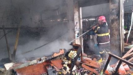Diduga Korsleting Listrik, Puluhan Kios di Balaraja Tangerang Terbakar