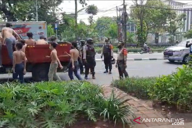 Khawatir Bikin Ricuh, 40 Pemuda Luar Jakarta Diamankan dan Dites COVID-19