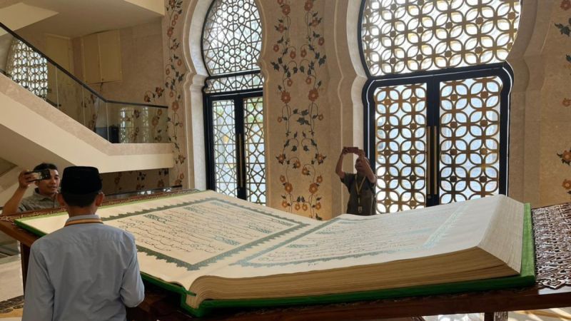 Memakan Waktu Hampir Tiga Tahun, Al Qur'an Raksasa Tulisan Tangan Presiden Jokowi Diserahkan ke Masjid Sheikh Zayed Solo