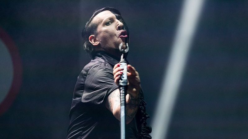 Marilyn Manson Lecehkan Perempuan Lagi, Kini dalam Video Klip 'Heart-Shaped Glasses'