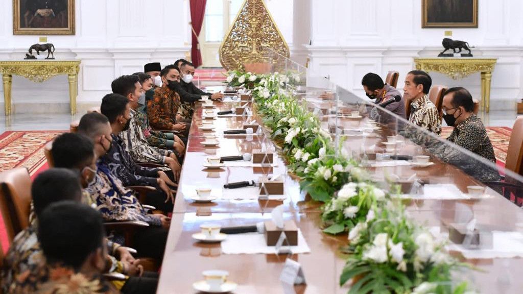 Bukan di Jalan, 12 Organisasi Mahasiswa Pakai Batik, Masuk Istana, dan Mengeluh ke Jokowi