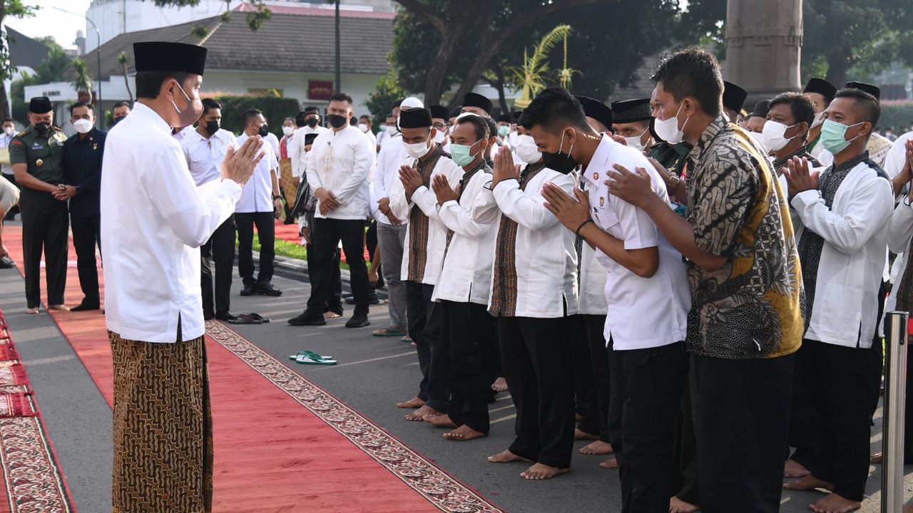 Tak Gelar Open House, Jokowi Cuma Sapa Jemaah Salat Idulfitri di Istana Yogyakarta