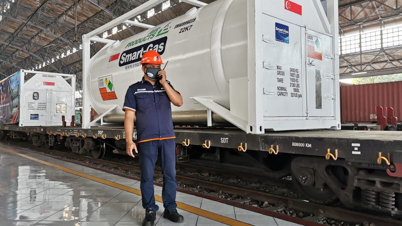 80 Ton Oksigen Dikirim pakai 4 Gerbong Kereta Api dari Tanjung Priok ke Surabaya