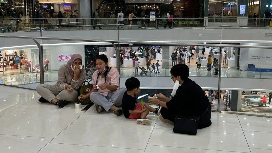 Momen Menteri Retno Lesehan di Mal, Netizen: Ngemper Bukan Tanda Sederhana, Security Ngga Berani Tegur