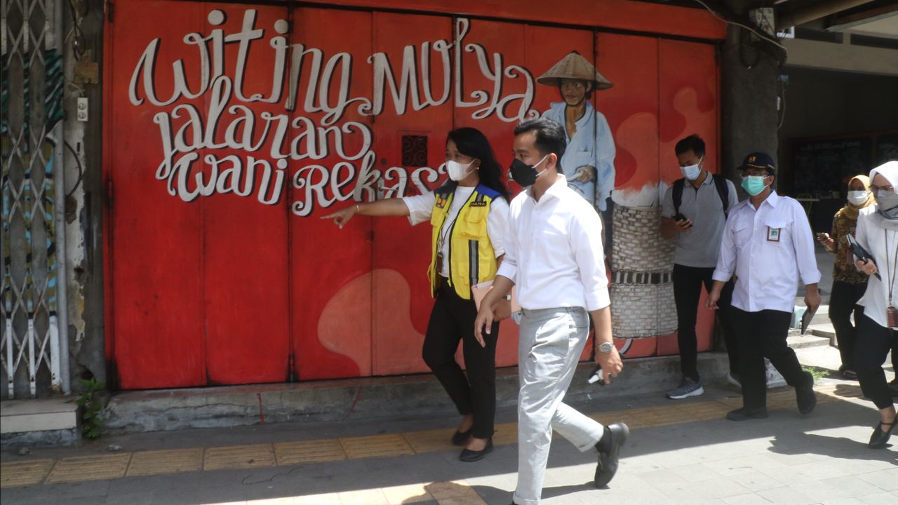 Kota Presiden Jokowi Dikepung Mural Kritikan, Gibran: Jangan di Rumah Orang