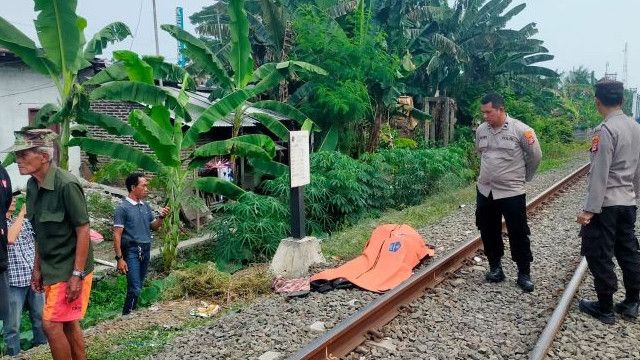 Penjaga Pos Kereta di Serang Tegur Warga Penerobos Palang, Eh Malah Dimarahi!