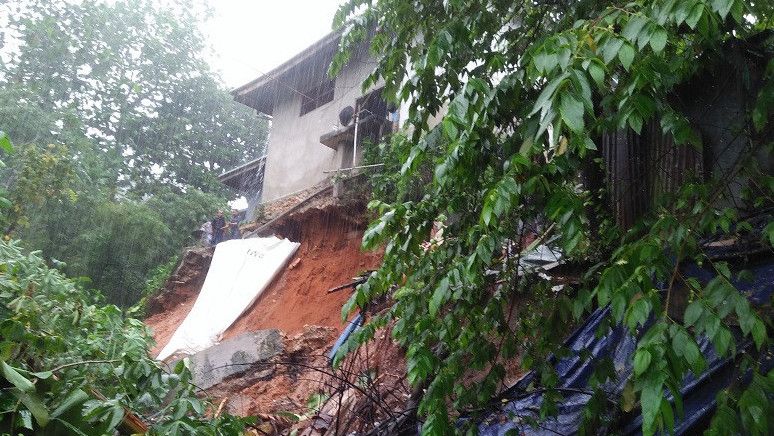 Hujan Lebat Akibatkan longsor di Ambon, Satu Rumah Warga Tertimbun