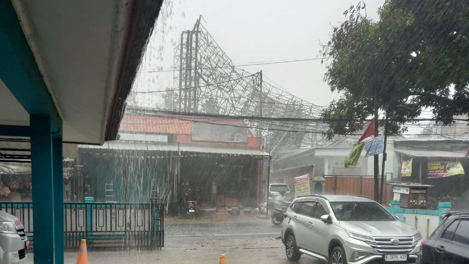 Papan Reklame Roboh Timpa Rumah Warga di Tangsel Akibat Hujan dan Angin Kencang