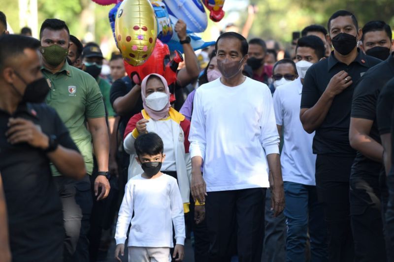 Aksi Unik Jan Ethes Saat Beli Balon Ditemani Jokowi di CFD Solo