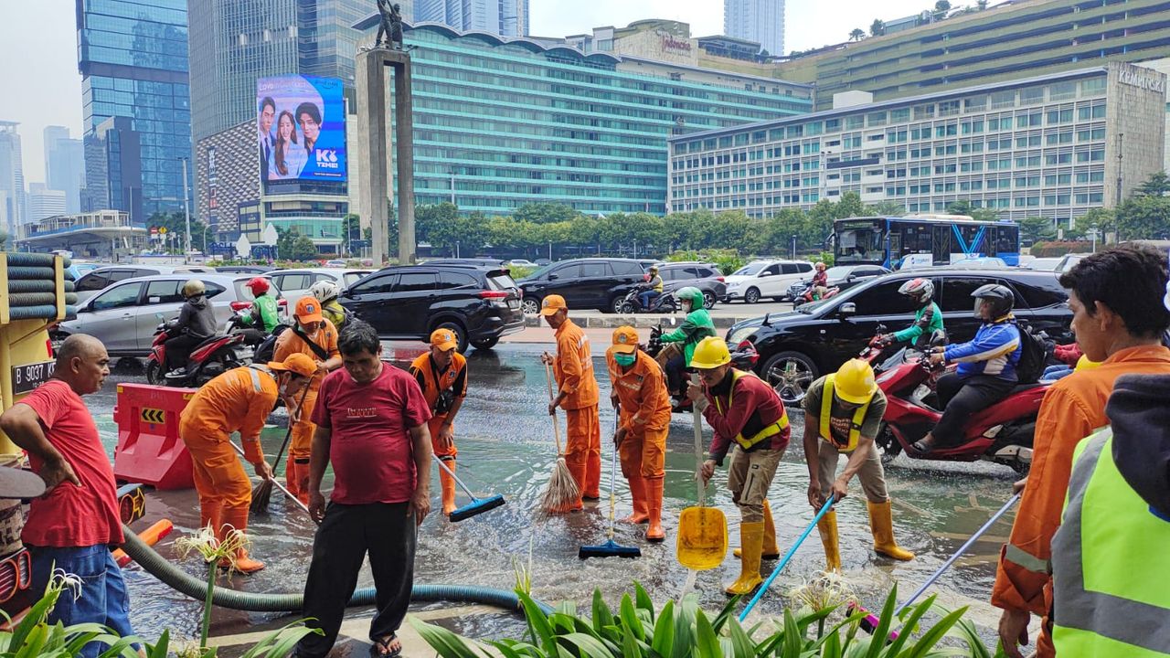 Pipa Air Palyja di Kawasan Bundaran HI Bocor, Terkena Proyek Halte Transjakarta?