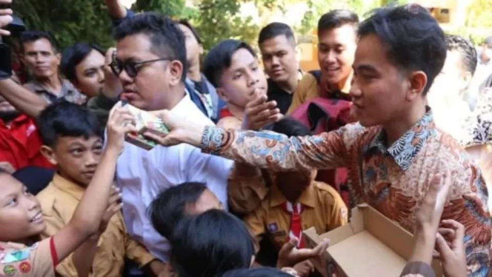 Gibran Bagi-Bagi Susu dan Gantungan Kunci Gambar Mukanya ke Siswa SD di Surabaya