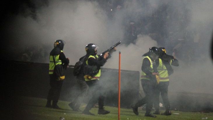 Polisi Tembakkan Gas Air Mata di Luar Stadion Gresik karena Suporter Dituduh Beringas