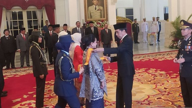 Alasan Jokowi Beri Tanda Kehormatan ke Istrinya Sendiri