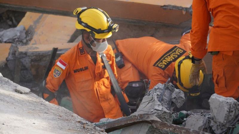 Jasad Pekerja Kedua yang Tertimbun Reruntuhan Masjid Suada Mamuju Ditemukan