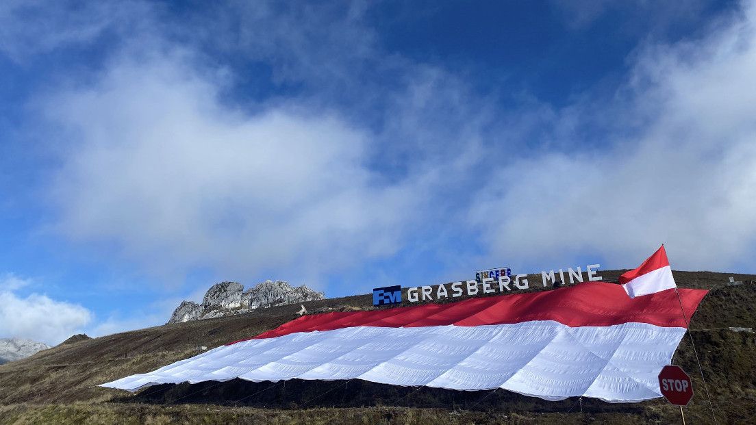 Pecahkan Rekor Dunia, Bendera Indonesia Terbesar Terbentang di Puncak Grasberg dalam Rangka HUT ke-78 RI