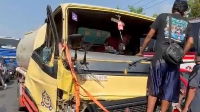 Truk hingga Pikap Kecelakaan Beruntun di Bulak Kapal Bekasi
