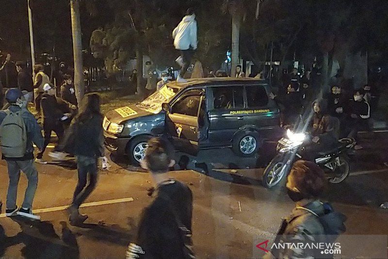 Polda Jabar Selidiki Kasus Massa yang Merusak Mobil Polisi di Bandung