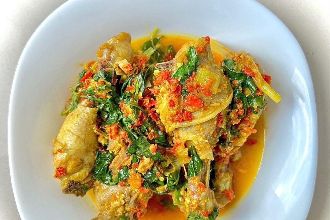 Ayam Woku (Pinterest/Almira Icha Anindy)