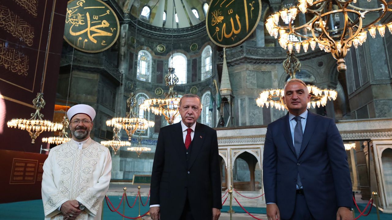 Turki Tunjuk Tiga Imam Salat Jumat di Hagia Sophia