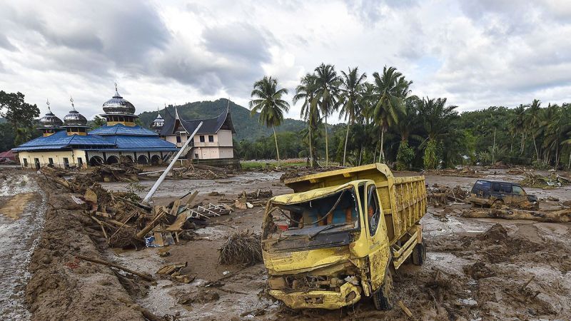 Sebagian Kayu Hanyut di Banjir Longsor Sumatra Ternyata Hasil Tebangan Gergaji Mesin
