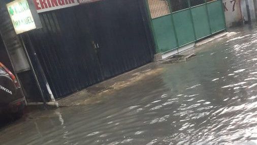 Kali Ciliwung Meluap, Empat RT di Kampung Melayu Kebanjiran Siang Ini