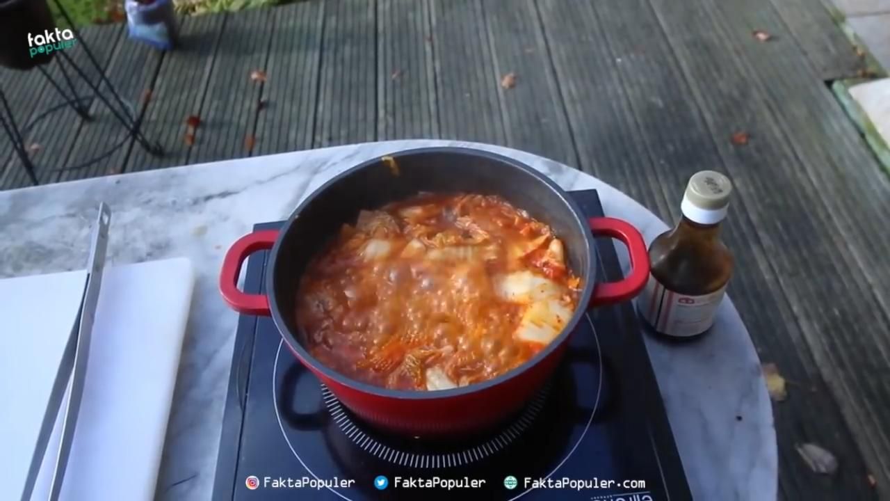 Kimchi jigae (Foto: YouTube/Fakta Populer)